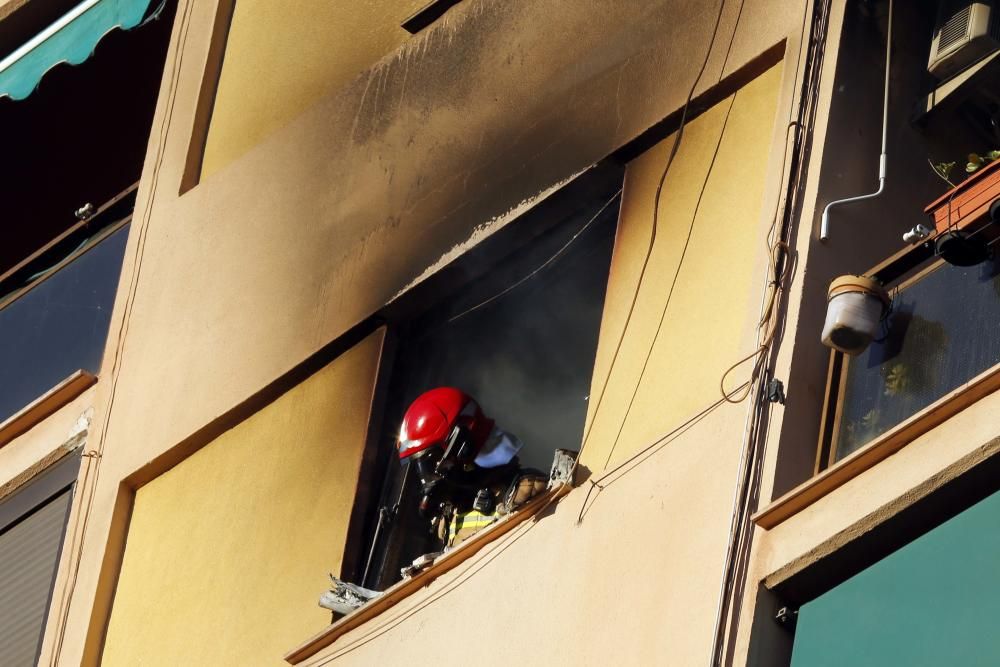 Dos niños intoxicados y una mujer herida en un incendio en Patraix