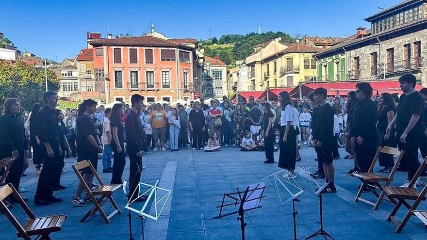 El Conservatorio del Nalón llena de música la plaza del Ayuntamiento de Laviana