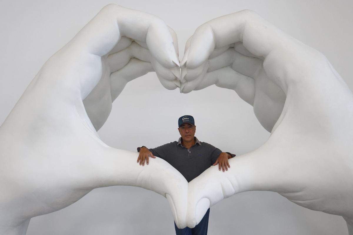 GRAFCAT2305. GAVÁ (BARCELONA), 26/09/2025.- El escultor Lorenzo Quinn (Italia, 1966), hijo del actor mexicano-estadounidense Anthony Quinn, ha abierto por primera vez al público su estudio de Gavà (Barcelona) al considerar que, tras 40 años de trayectoria artística, "ha llegado el momento de enseñar las entrañas" de sus creaciones. EFE/Quique García