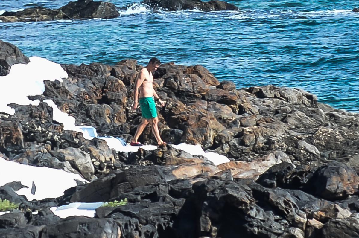 Pedro Sánchez, el 3 de enero de 2019, dándose un baño junto a La Mareta, en Lanzarote.
