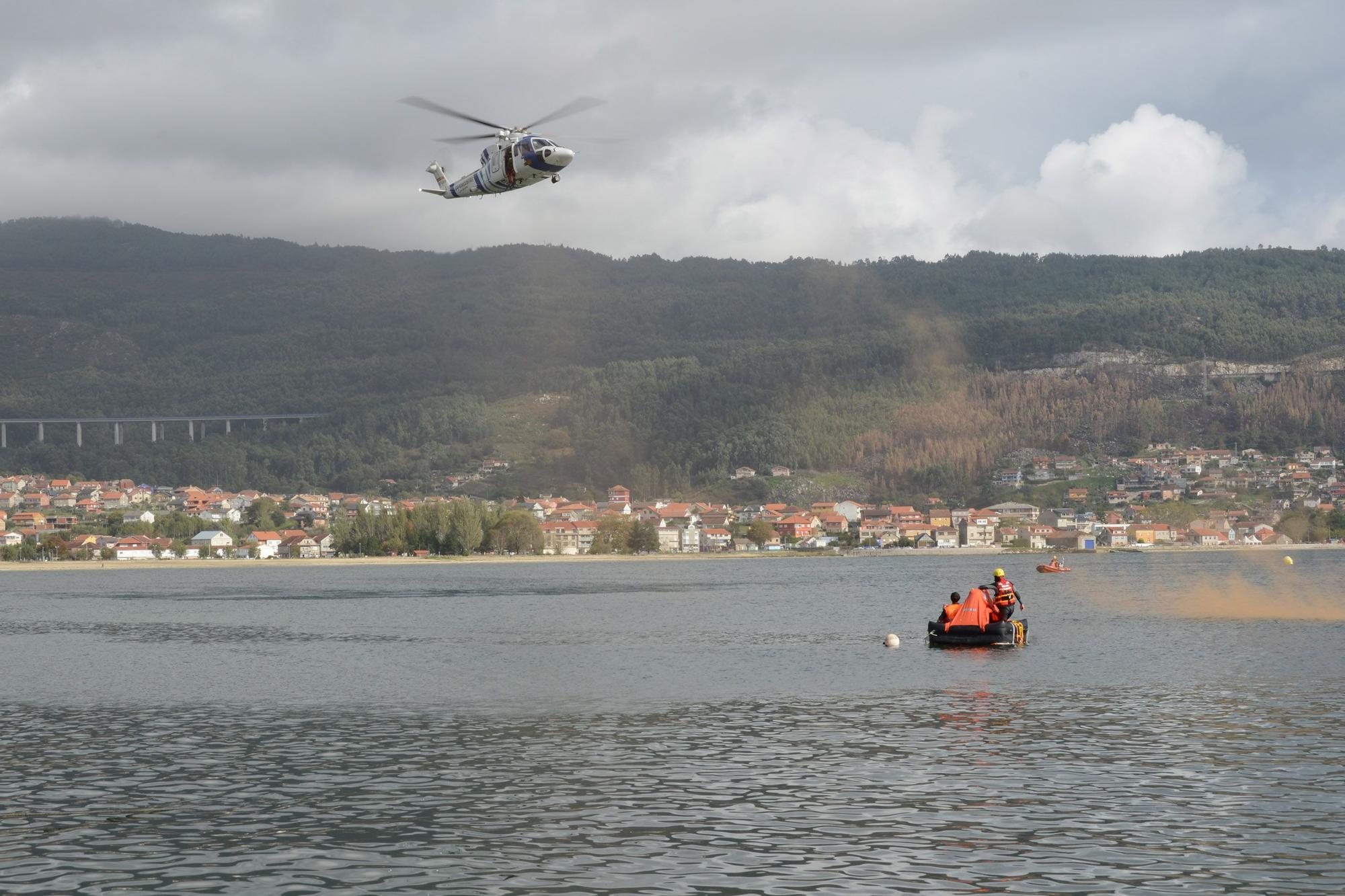 Escenas del simulacro de rescate frente a Moaña.