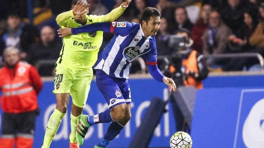 Borges supera a un rival durante el partido de ayer.