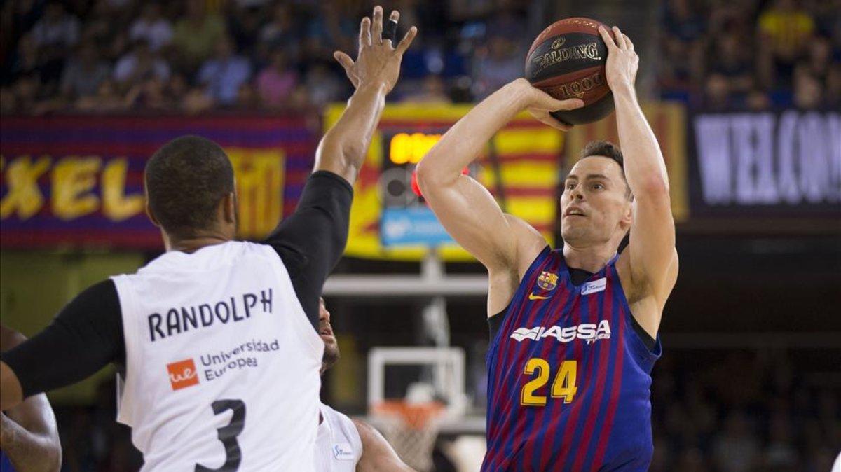 Kyle Kuric, fundamental el miércoles, lanzando un triple frente a Randolph
