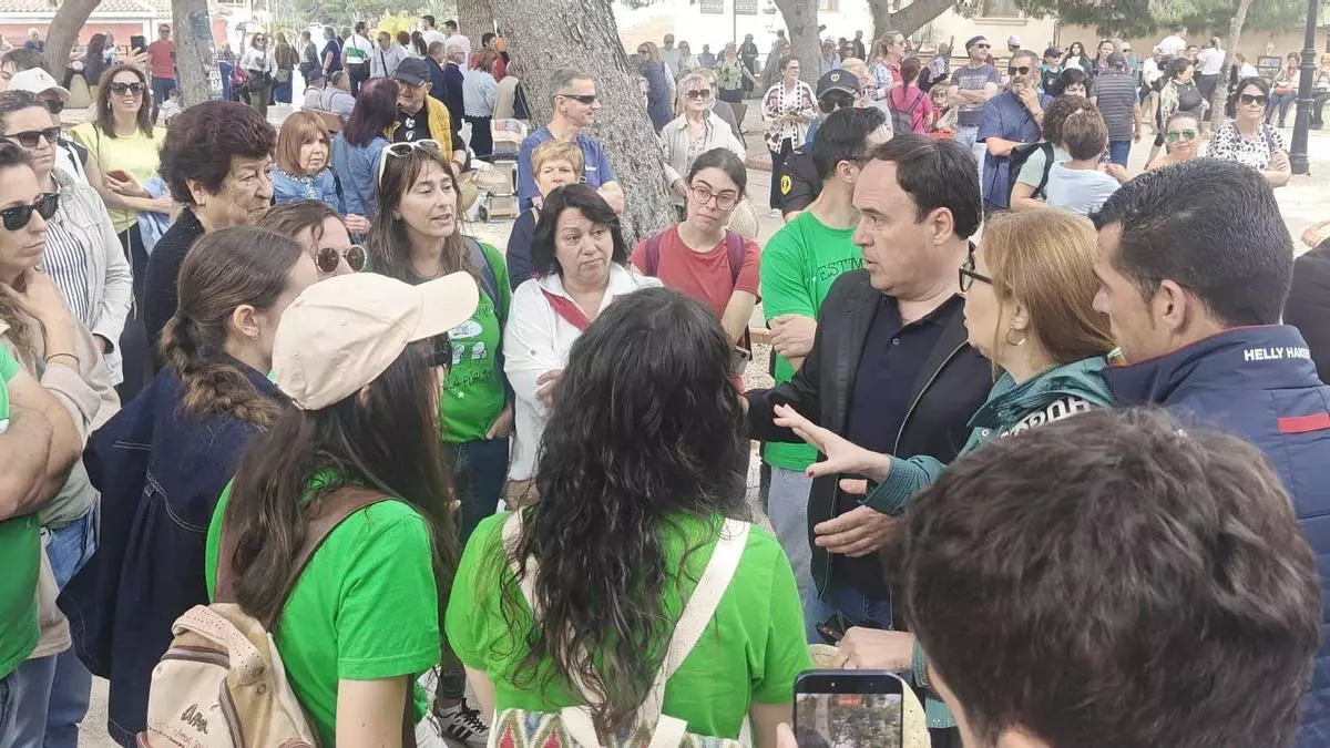 Llorca promete una mejora de salarios ante un grupo de profesores en una romería