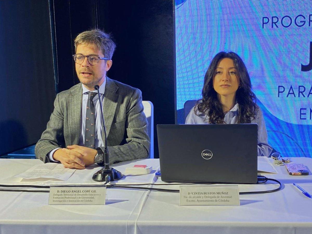 Diego Ángel Copé y Cintia Bustos, durante la presentación de los programas de ocio juvenil.