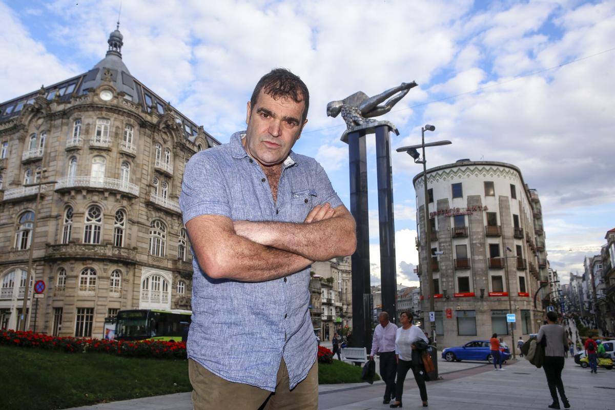 FRANCISCO LEIRO, PINTOR Y ESCULTOR GALLEGO, POSANDO ANTE LA ESCULTURA DEL " SIRENO " EN LA PORTA DO SOL DE VIGO. EL PROXIMO DOMINGO SE CUMPLEN 25 AÑOS DE LA INSTALACION DE LA OBRA QUE HOY ES CONSIDERADA EL ICONO DEL VIGO MODERNO