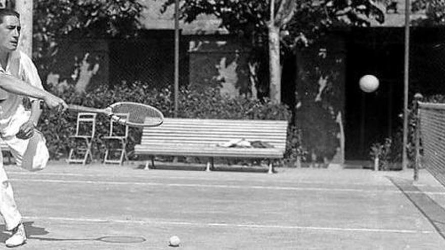 Un partit quan el pati del Casino era una pista de tennis