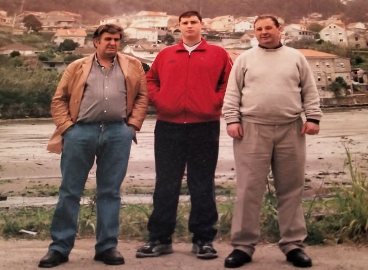 El alcalde (centro) en una foto del archivo familiar, con su tío (izda.) y su padre (dcha), en Meira.