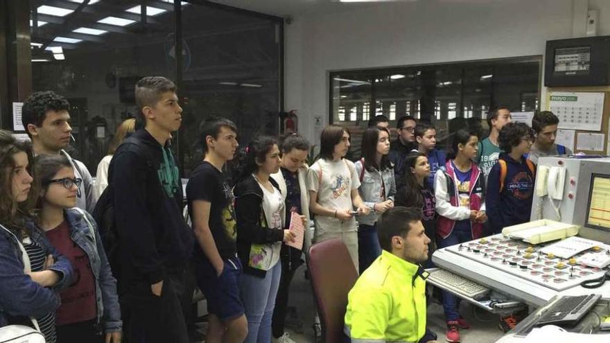 Los estudiantes, durante su visita a la empresa Cobadú para conocer su funcionamiento.