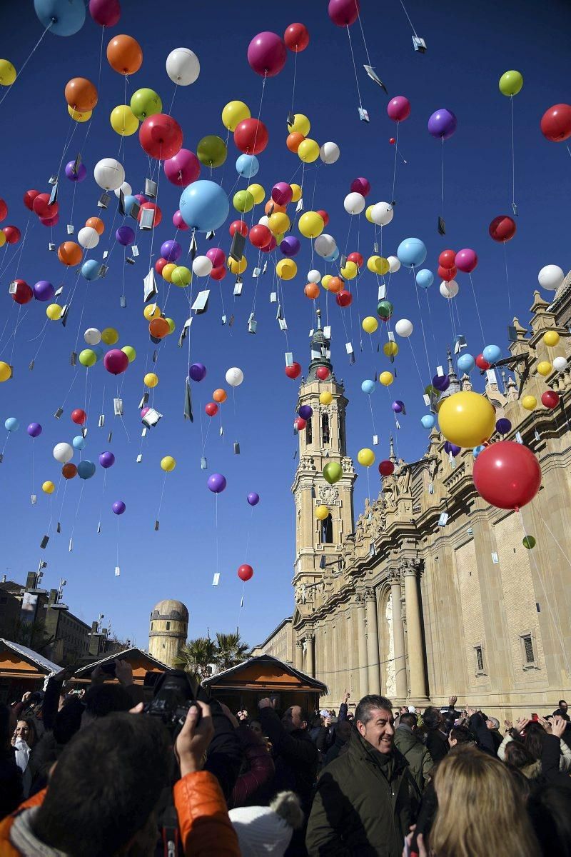 Suelta de globos literarios en la plaza del Pilar