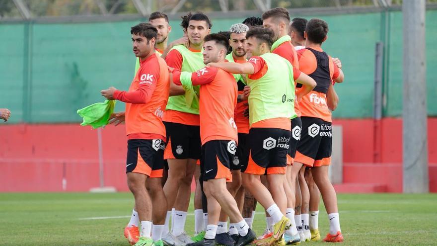 Los jugadores del Mallorca, durante un entrenamiento de esta semana en Son Bibiloni.