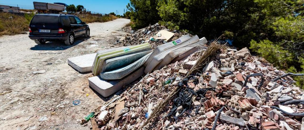 Escombros y restos de basura en el camino de La Lloma, que forma parte del barrio de l&#039;Horta.