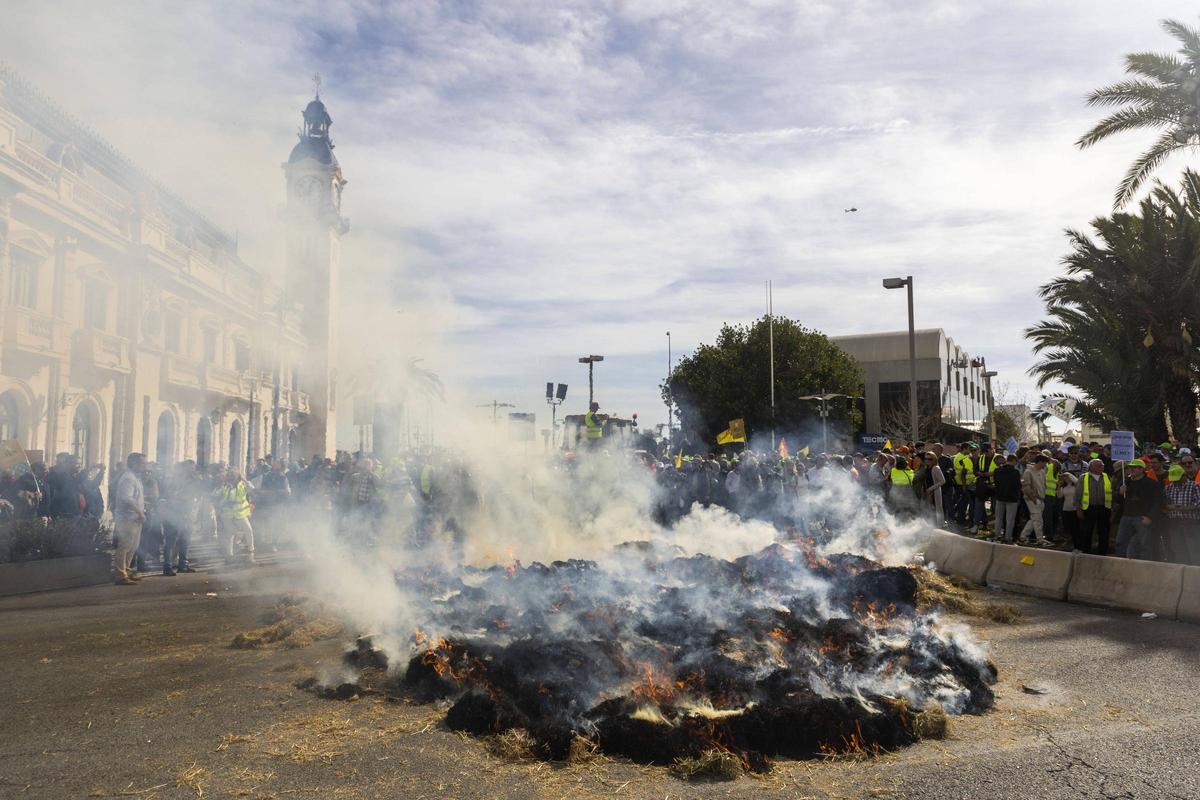 Quema de la paja en la concentración agraria.