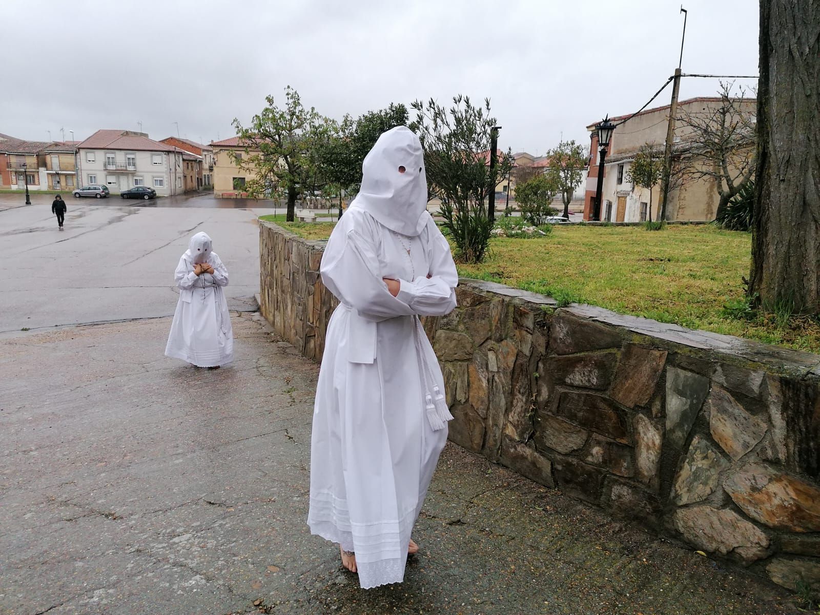 GALERÍA | Los Penitentes de Villarrín procesionan en la iglesia