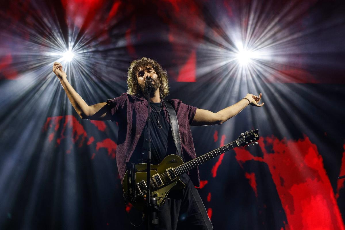 Mikel Izal durante su concierto en el Roig Arena este sábado.
