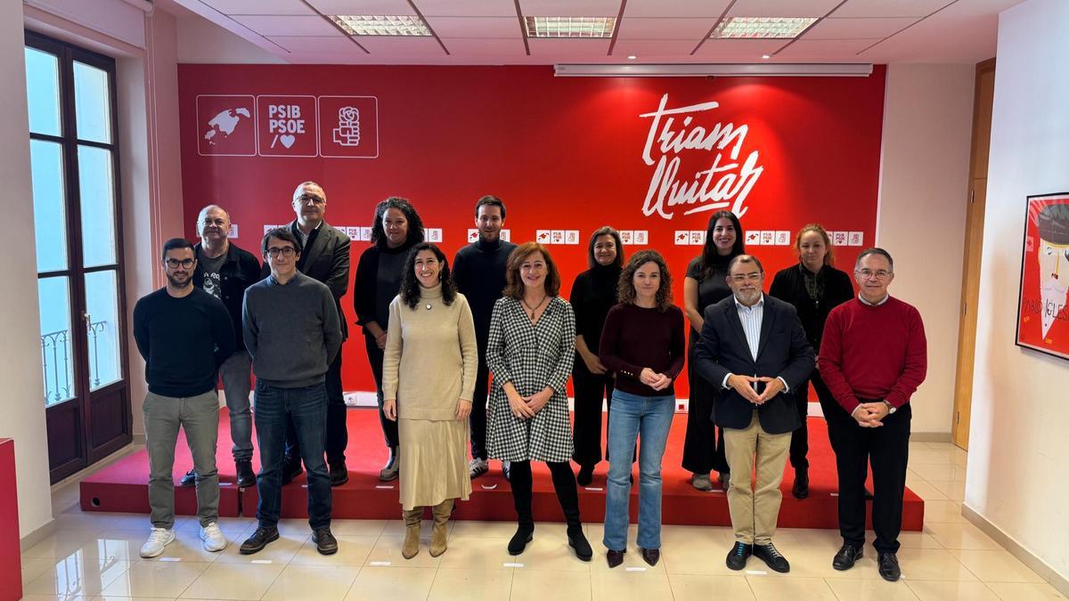 La secretaria general del PSIB-PSOE, Francina Armengol, durante la tradicional copa de navidad celebrada esta mañana