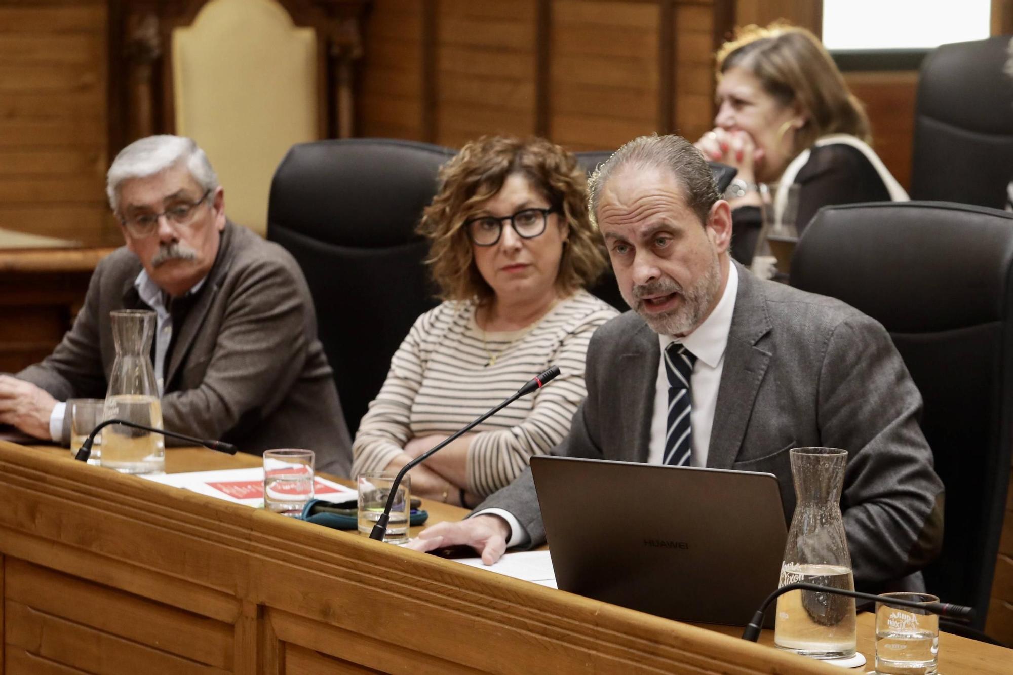 El Pleno municipal para poner freno a las licencias de pisos turísticos en Gijón, en imágenes