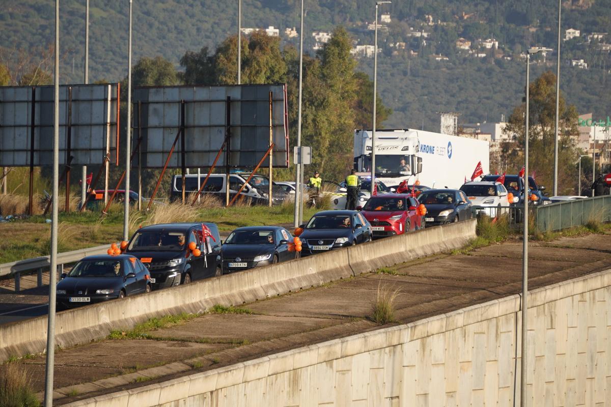 Caravana de coches en protesta HITACHI