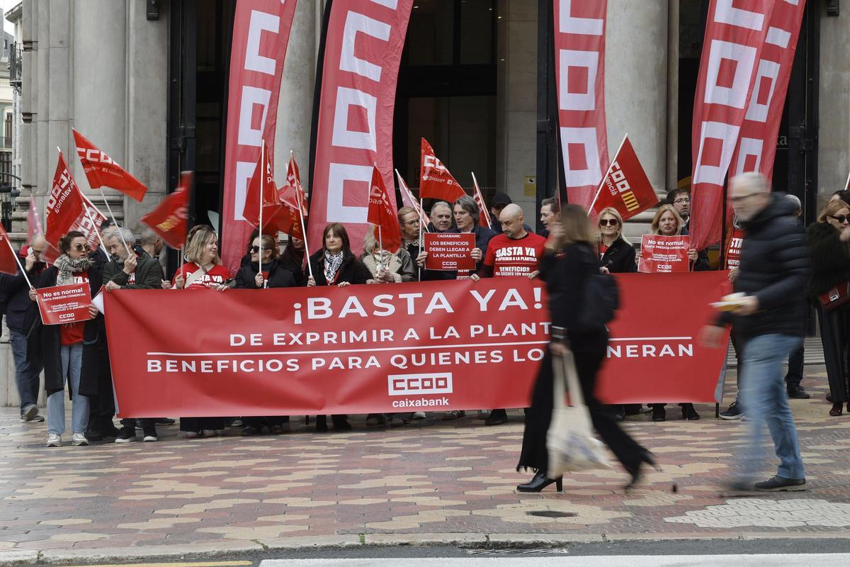 Un momento de la protesta convocada por CC OO en València