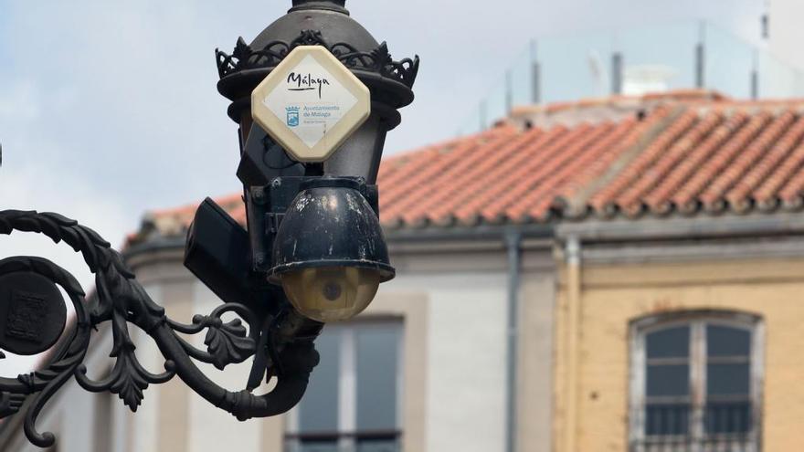 Una de las cámaras de videovigilancia en la plaza del Obispo.