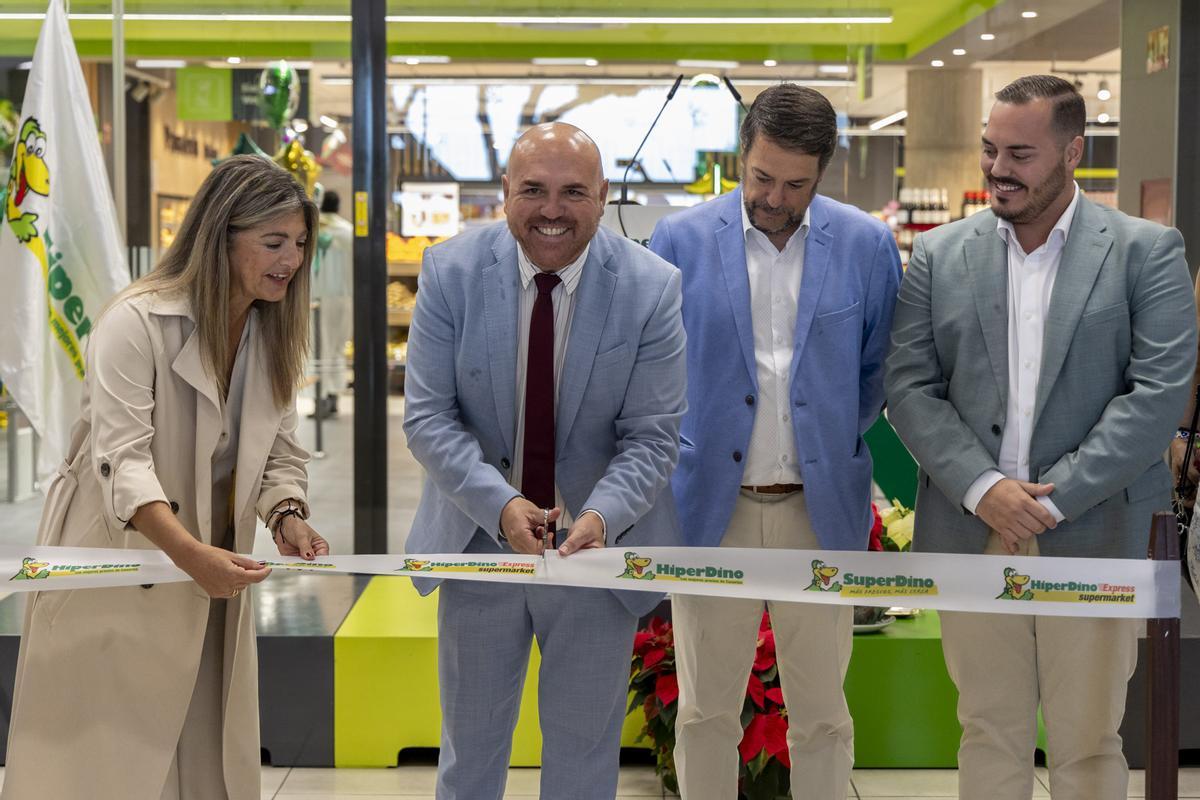 Corte de cinta en la inauguración del nuevo negocio de HiperDino