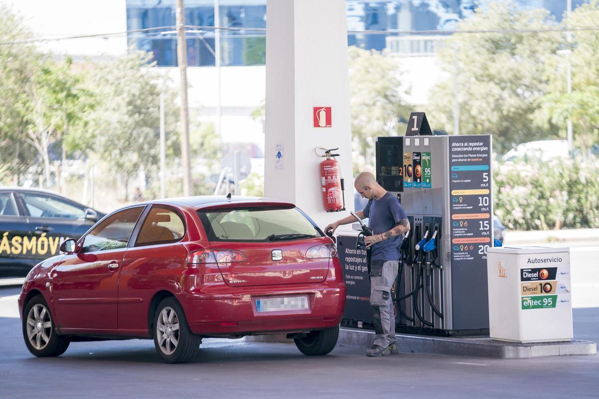 Els treballadors de les gasolineres convoquen una vaga per al pont de maig
