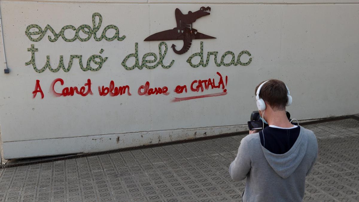 Pintada en una escuela en la que justicia avaló el 25% de clases en castellano.