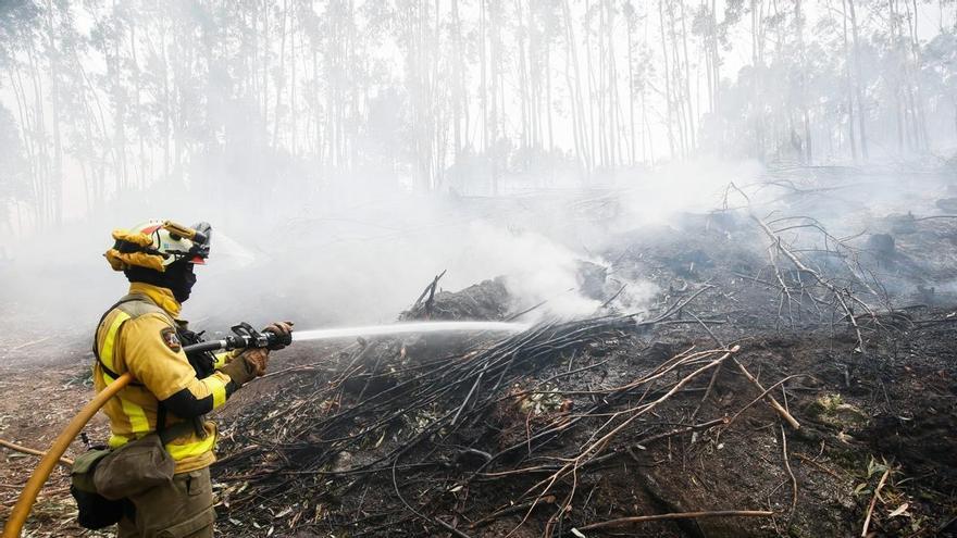 El incendio forestal en la sierra del monte Galleiro calcina más de 20 hectáreas