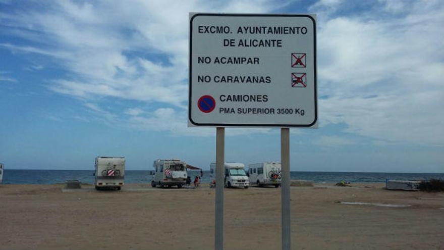 Un cartel que indica la prohibición de estacionar caravanas y los vehículos aparcados