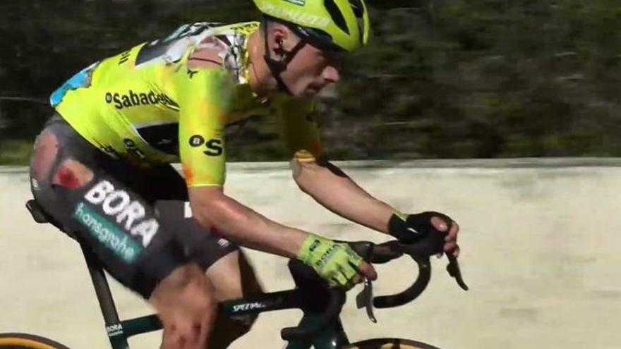 Una caída de Roglic enturbia la Itzulia con golpazo final de Ayuso