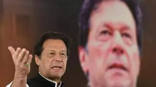 Un tribunal pakistaní condena a otros 14 años de prisión al exprimer ministro Imran Khan