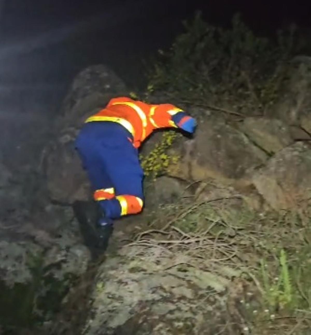 Una imagen de un técnico sanitario que define el esfuerzo que realizaron los profesionales de emergencias durante la ruta de rescate.