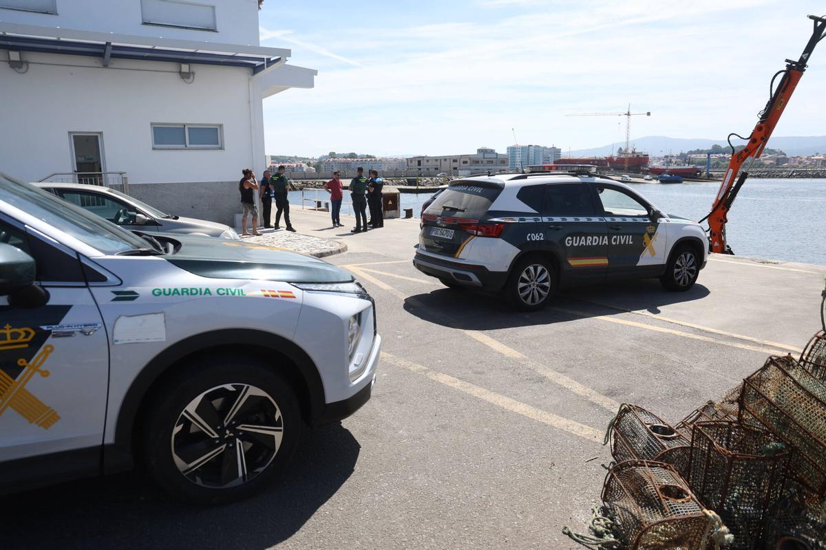 Operativo de rescate en el puerto de Cambados para el cuerpo que apareció este sábado por la mañana.