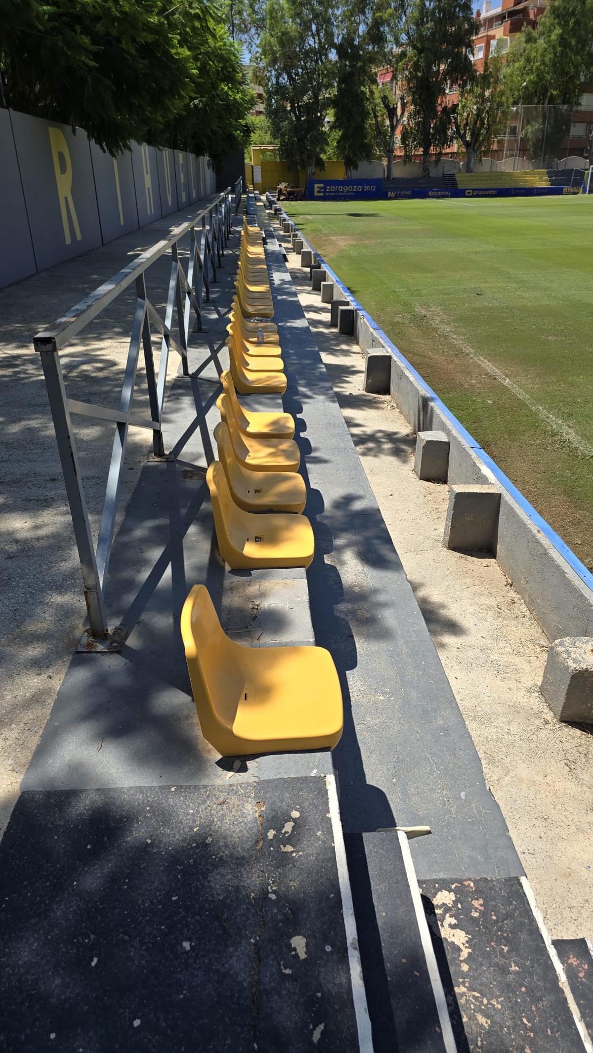 Así están las instalaciones y gradas del campo municipal de Los Arcos en Orihuela