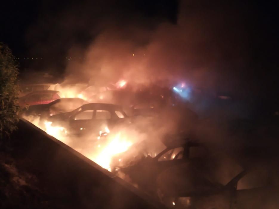 Un gran incendio calcina más de 40 coches en un almacén de vehículos en Alicante