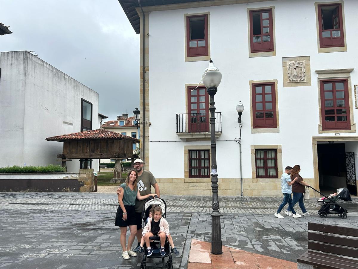 José Juan Sánchez y Noelia Cocchi juntos a sus hijos Martín y Emilia. José Juan Sánchez y Noelia Cocchi juntos a sus hijos Martín y Emilia.