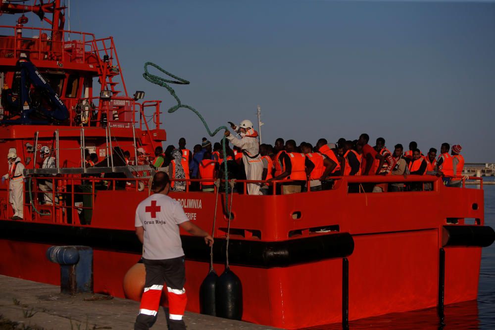 Trasladados a Málaga los ocupantes de una patera rescatada por Salvamento Marítimo