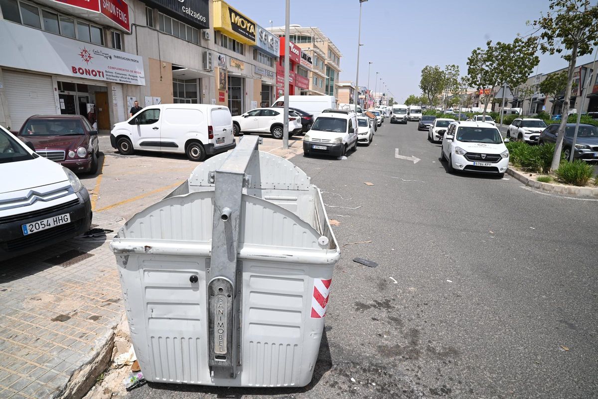 Un contenedor en mal estado en el polígono industrial de Carrús