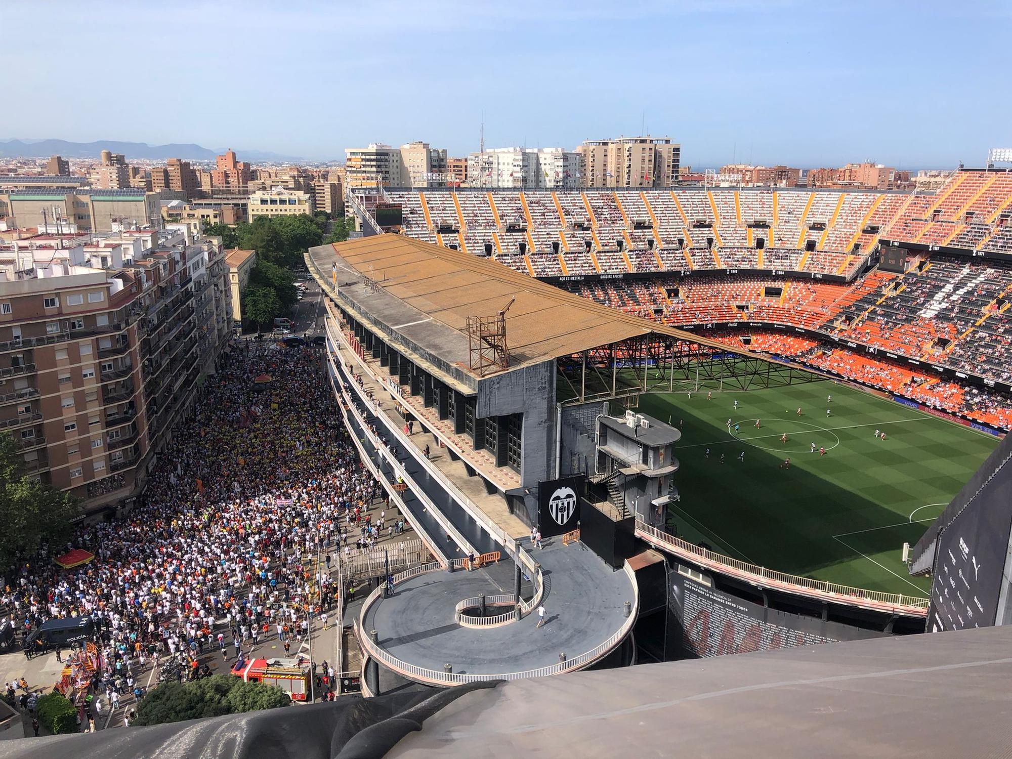 La afición del Valencia CF grita contra Meriton