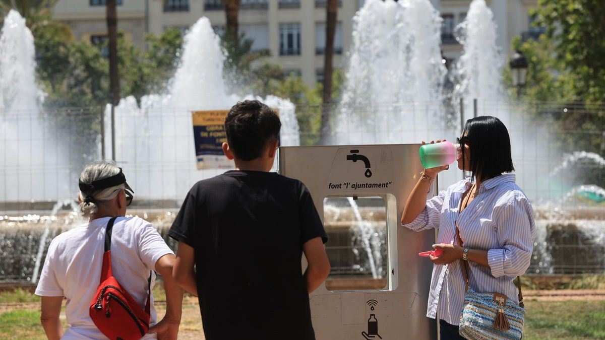 Jornada de intenso calor en València: así se afronta en las calles del centro