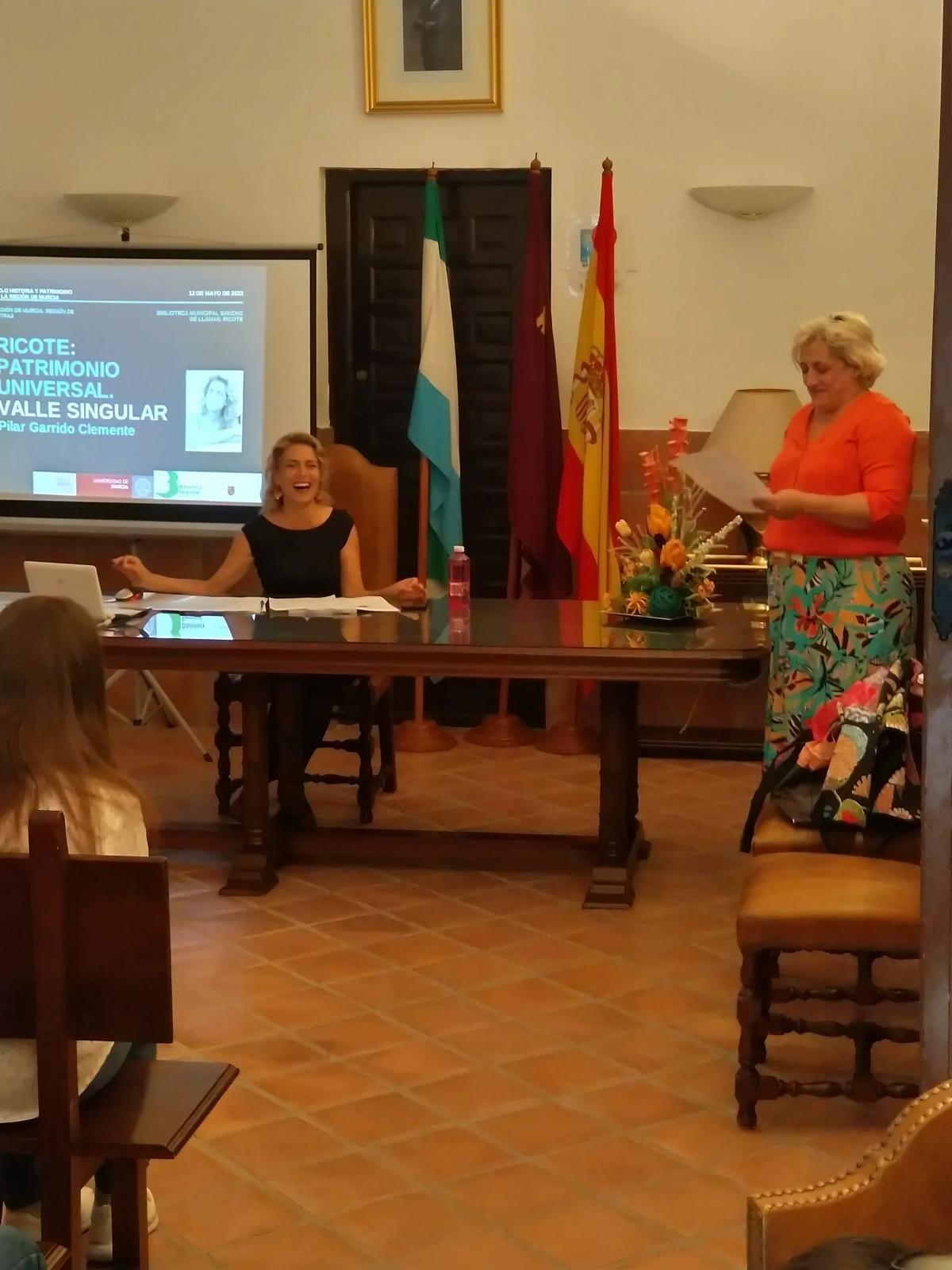 La conferenciante, María Pilar Garrido,   presentada por la teniente alcalde, Ana   Aroca Molina