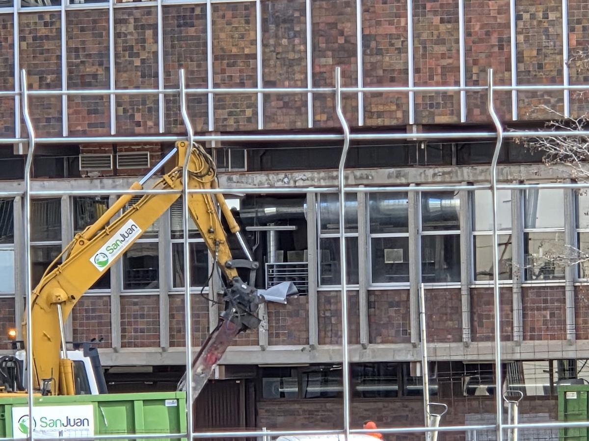Momentos del derribo del edificio de Correos del Portillo, este lunes.