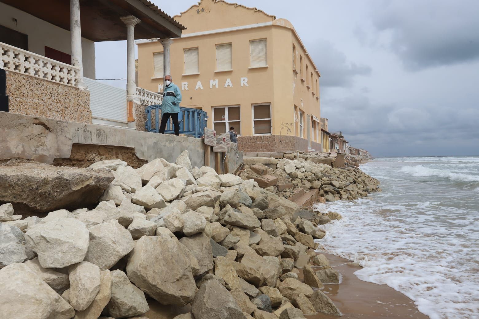 Guardamar denuncia ante Costas las obras sin autorización de vecinos de la playa Babilonia