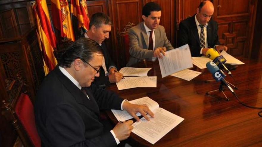 El consejero de Subús y los alcaldes de Muro, Alcoy y Cocentaina firmaron ayer el acuerdo.