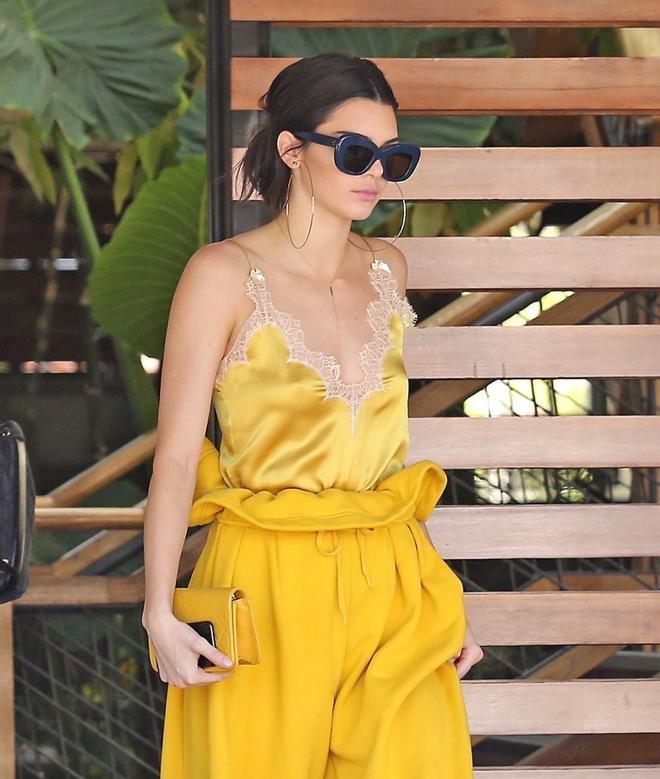 Kendall Jenner, de amarillo