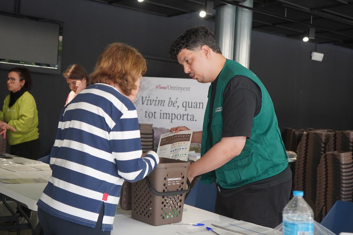 Reparto de cubos para la recogida de residuos entre el vecindario del diseminado de Ontinyent.