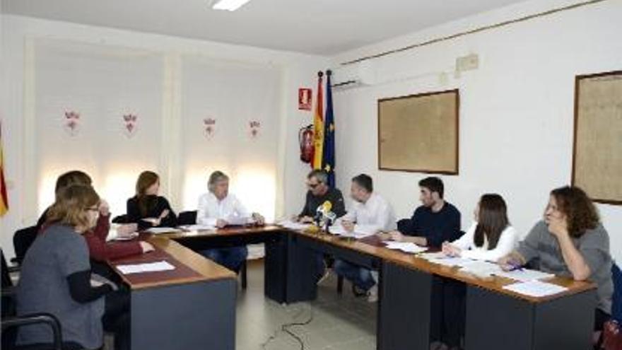 La regidora, l&#039;alcalde -Josep M. Bartolomé-, el secretari i els regidors d&#039;ERC?(d&#039;esquerra a dreta) ahir al ple.
