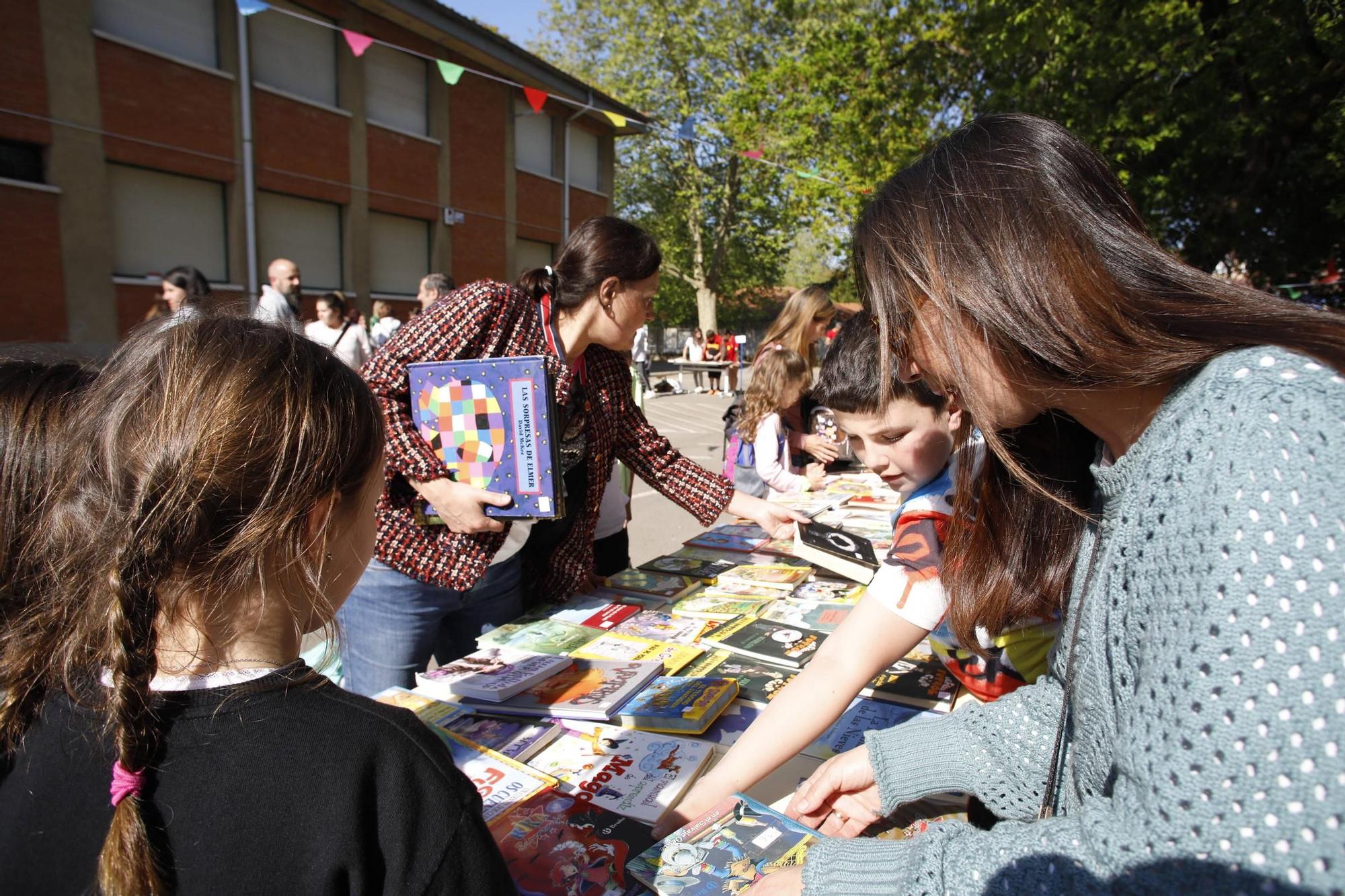En imágenes: El colegio Jacinto Benavente disfruta de su primera feria del libro