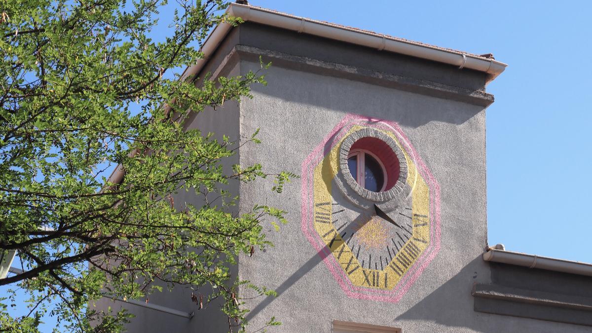 Uno de los relojes de sol en la calle de Gumersindo Azcárate.