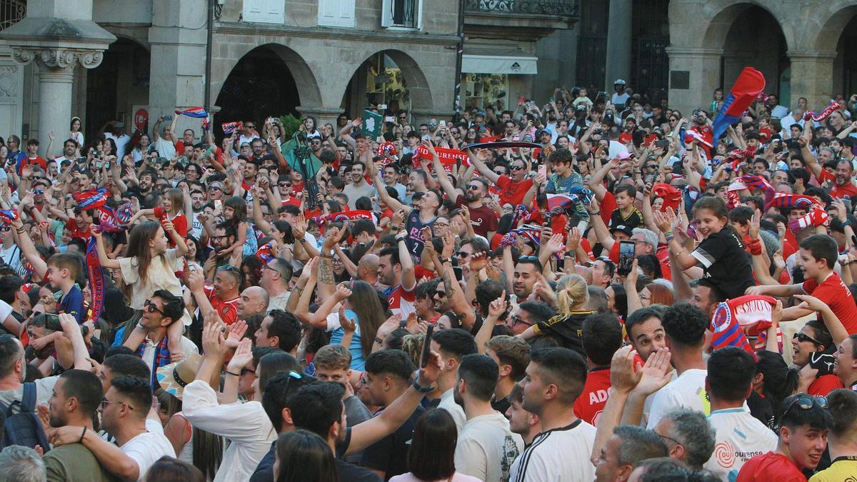 El 31 de mayo miles de personas disfrutaron en la Praza Maior de la retransmisión en pantalla gigante del ascenso de la UD Ourense.